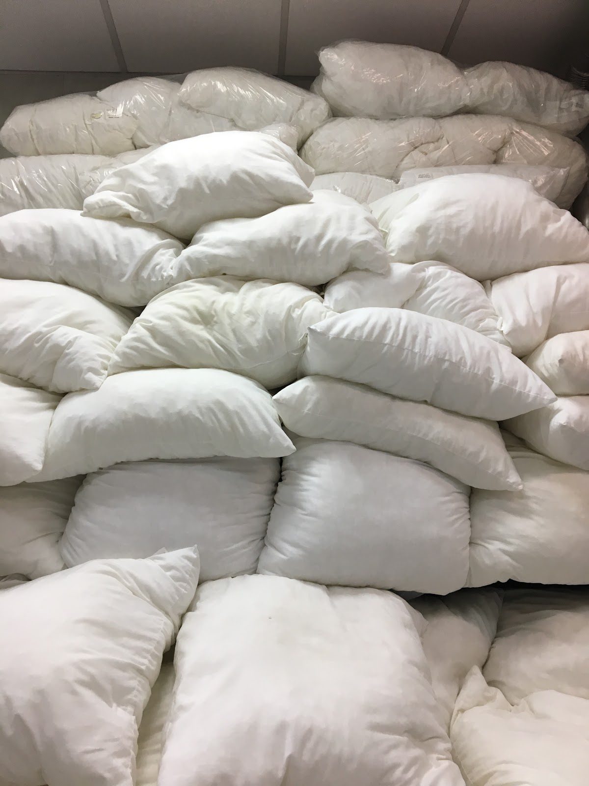 Cushions and duvets washed and restored by the Vite Propre laundry in Bordeaux