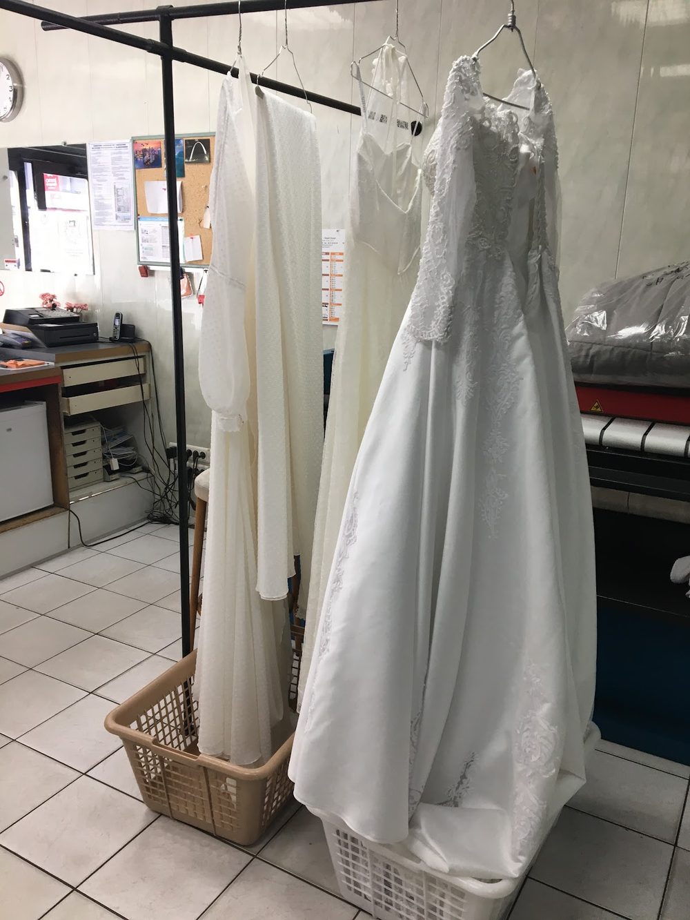Vestido de novia blanco colgado tras su limpieza en el taller de Pressing Vite Propre en Burdeos