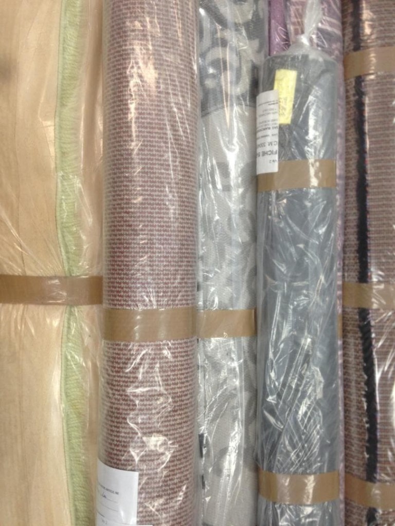 Tapis roulés et emballés, prêts pour le nettoyage et la restitution — Pressing Vite Propre Bordeaux